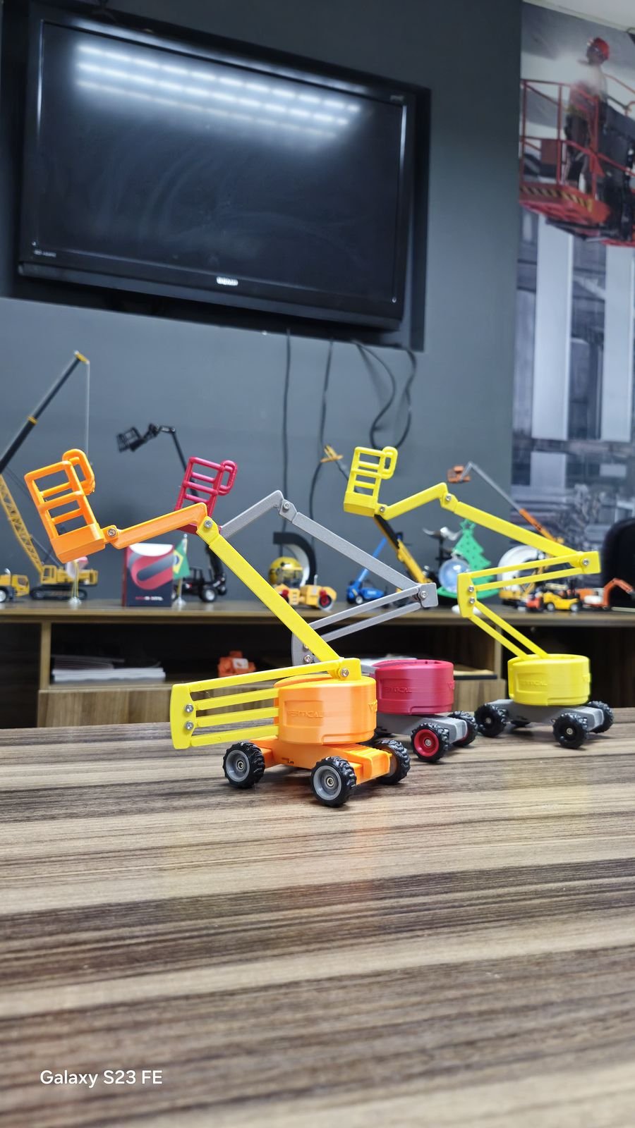 Miniaturas articuladas de plataformas elevatórias impressas em 3D